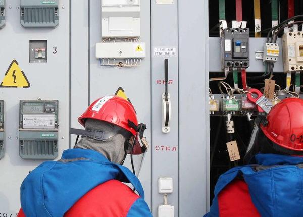 Осмотр электроустановок Чтобы осмотреть электроустановку, назначьте работника, который имеет группу по электробезопасности. При осмотре проверьте целостность элементов электроустановки и соответствие элементов назначению электроустановки. - Аргумент